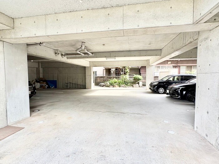 物件外観写真4　(駐車場)