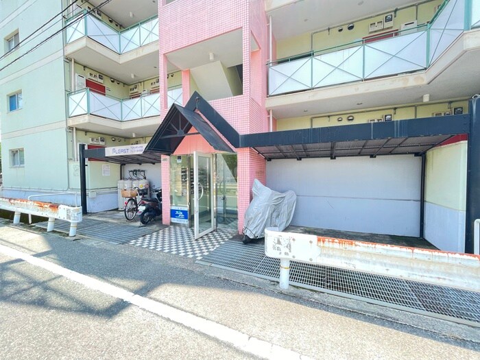 物件外観写真2　(エントランス部分)