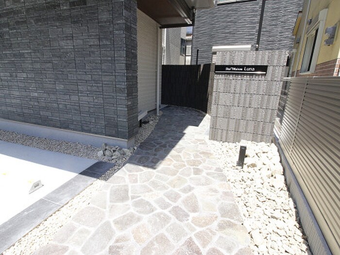 物件外観写真2　(エントランス部分)