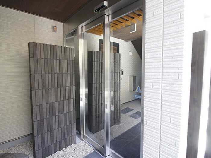 物件外観写真4　(エントランス部分)