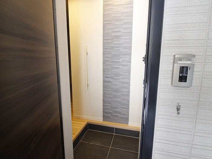 物件内観写真8　(玄関)