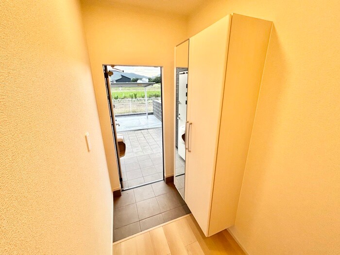 物件内観写真13　(玄関)