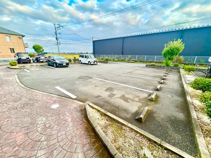 物件外観写真2　(駐車場)