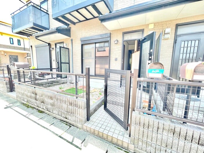 物件外観写真3　(エントランス部分)