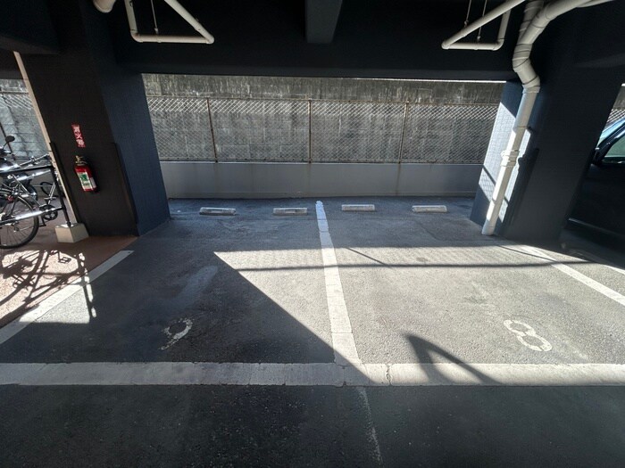 物件外観写真5　(駐車場)