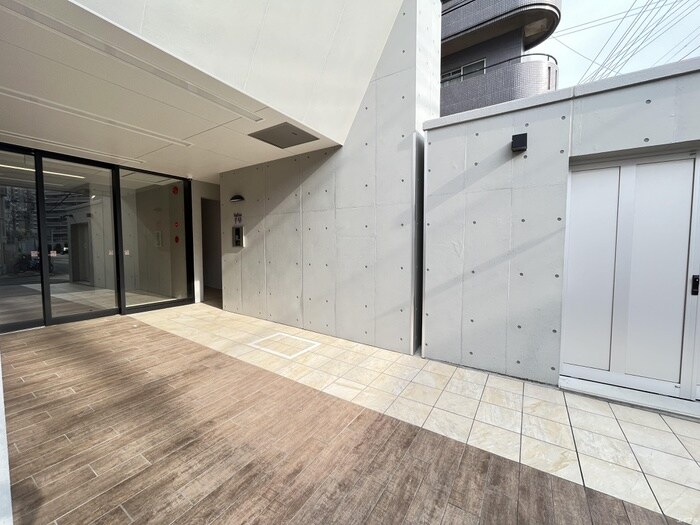 物件外観写真3　(エントランス部分)