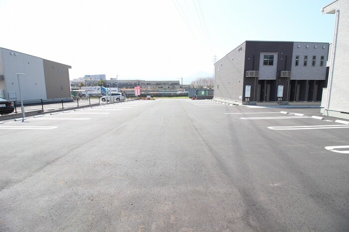 物件外観写真2　(駐車場)