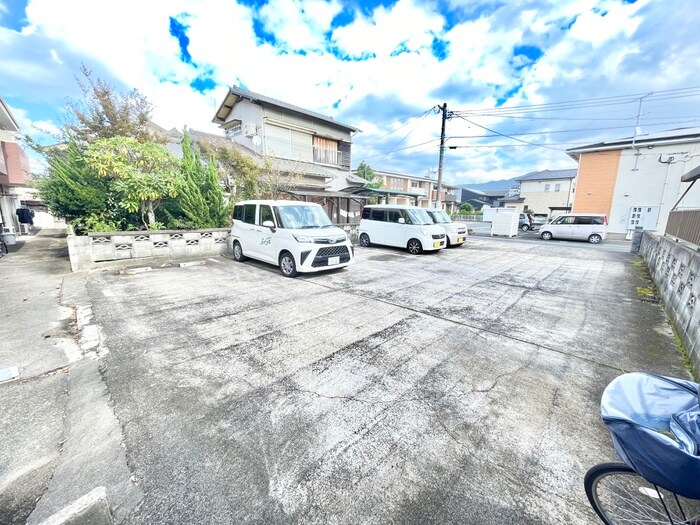 物件外観写真2　(駐車場)