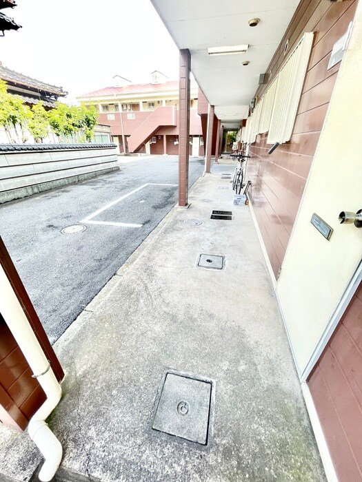 物件外観写真3　(エントランス部分)