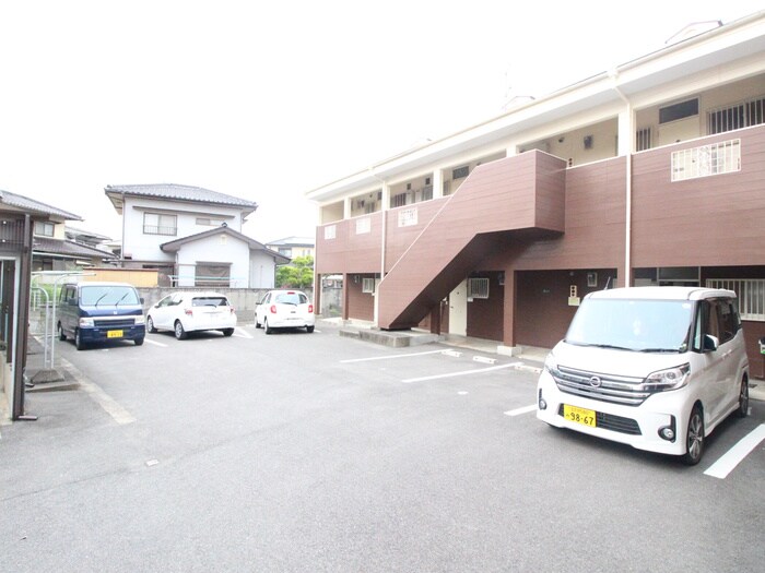 物件外観写真5　(駐車場)