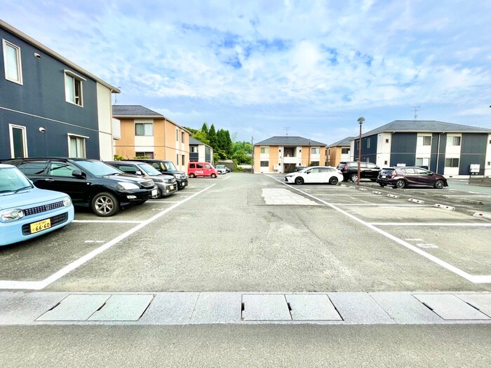 物件外観写真2　(駐車場)