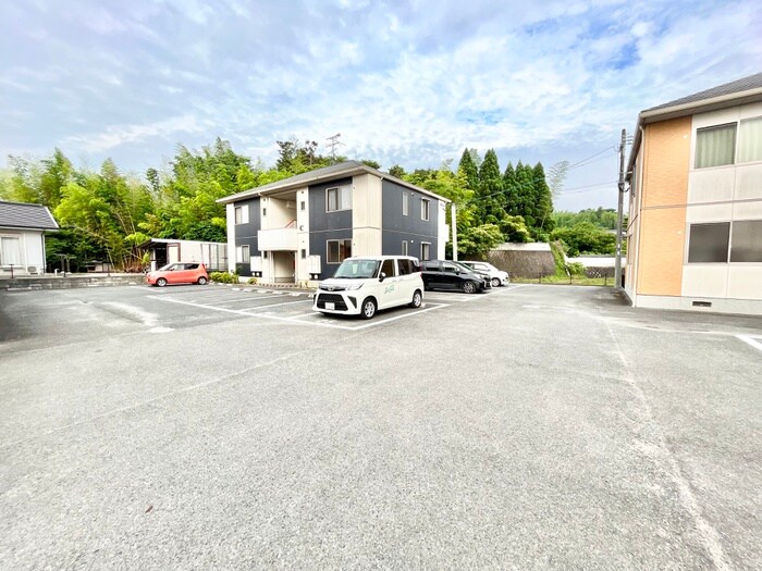 物件外観写真3　(駐車場)