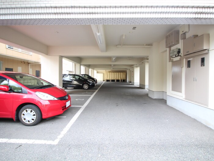 物件外観写真3　(駐車場)