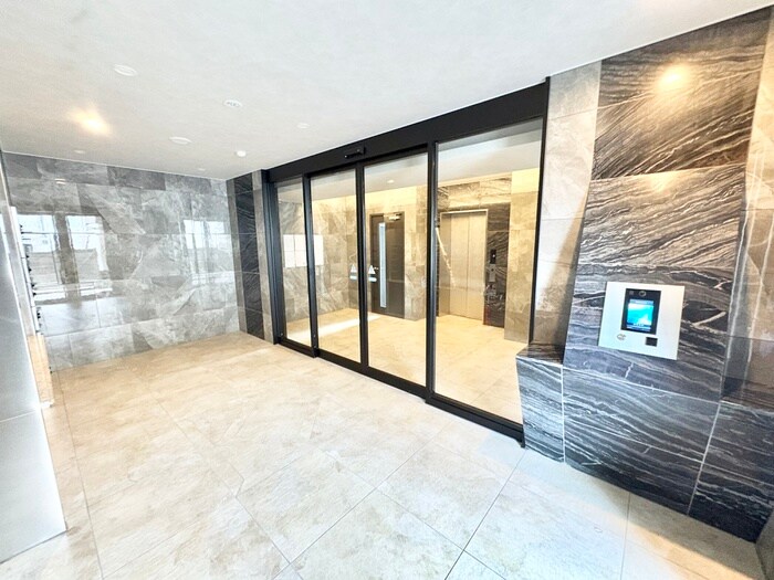 物件外観写真2　(エントランス部分)