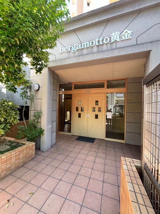 物件外観写真2　(エントランス部分)