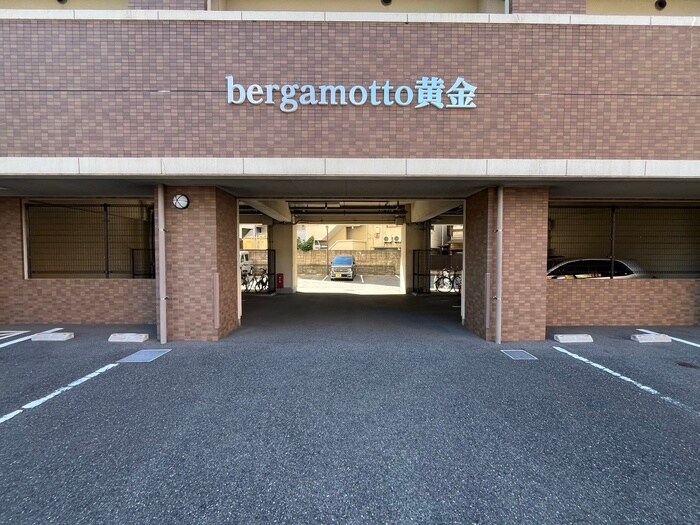 物件外観写真4　(駐車場)