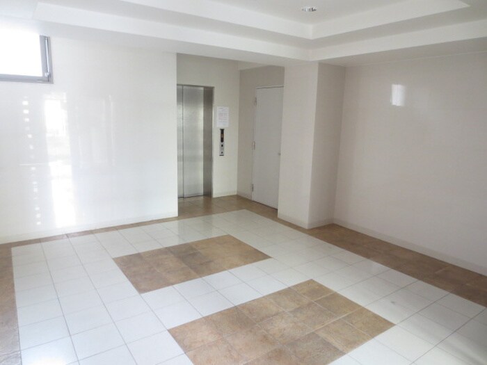 物件外観写真6　(エントランス部分)