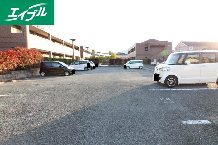 物件外観写真2　(駐車場)