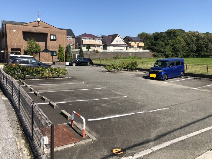 物件外観写真2　(駐車場)