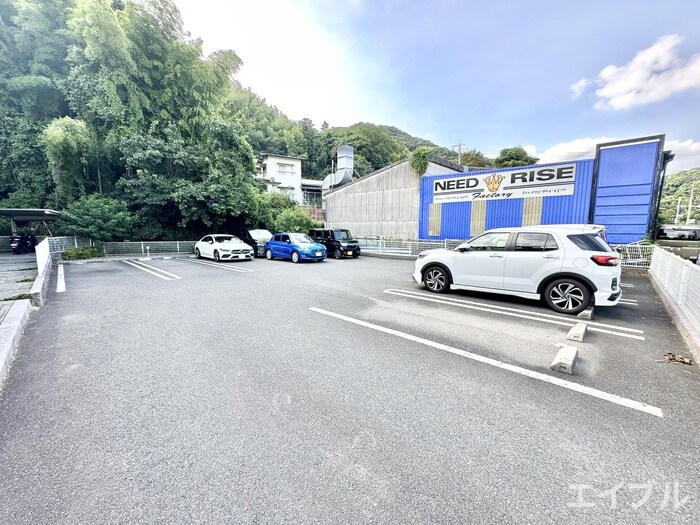 物件外観写真3　(駐車場)