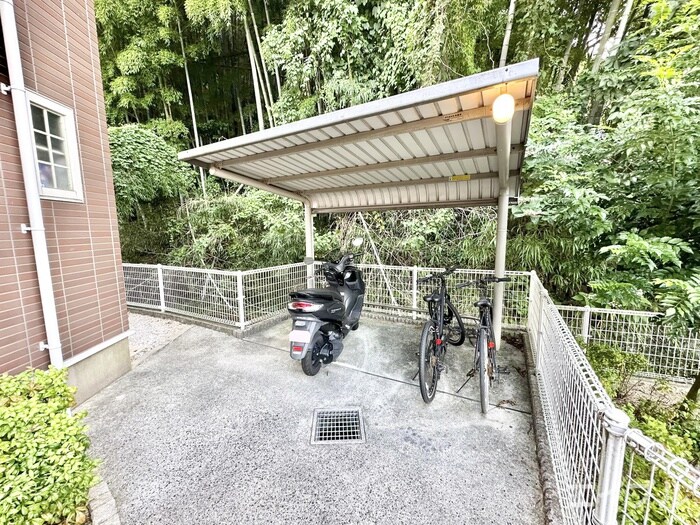 物件外観写真4　(駐輪場)
