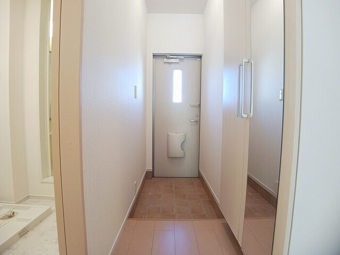 物件内観写真9　(玄関)