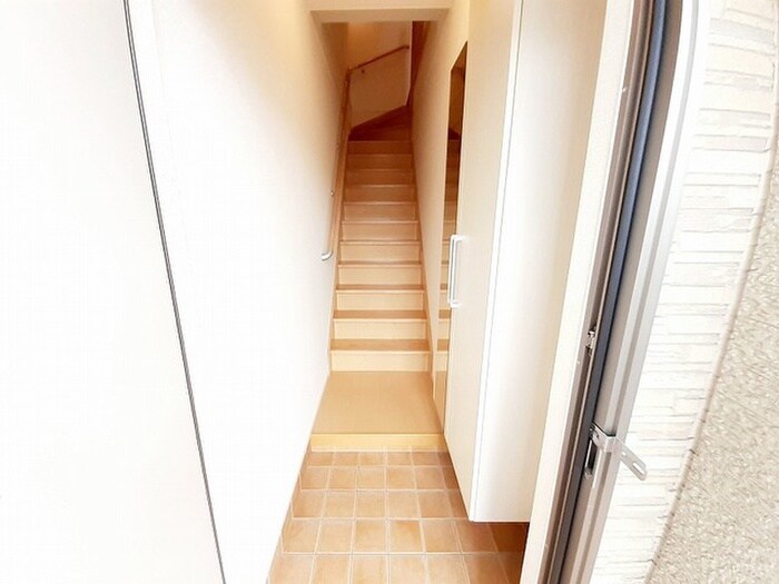 物件内観写真10　(玄関)