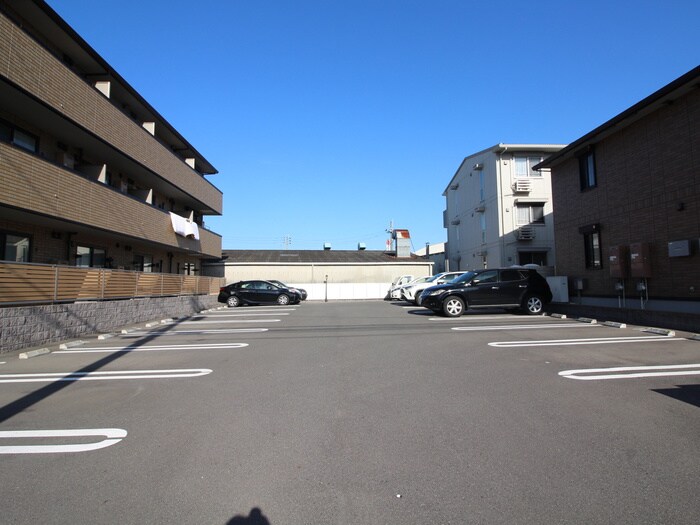 物件外観写真3　(駐車場)