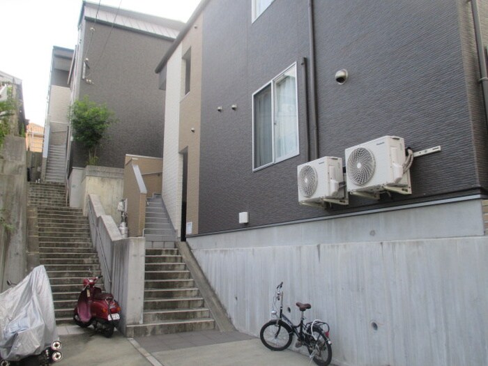 物件外観写真2　(エントランス部分)