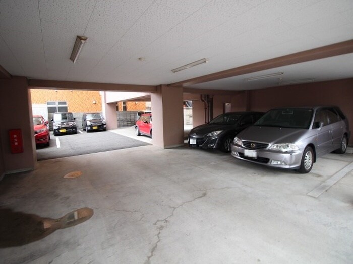 物件外観写真3　(駐車場)