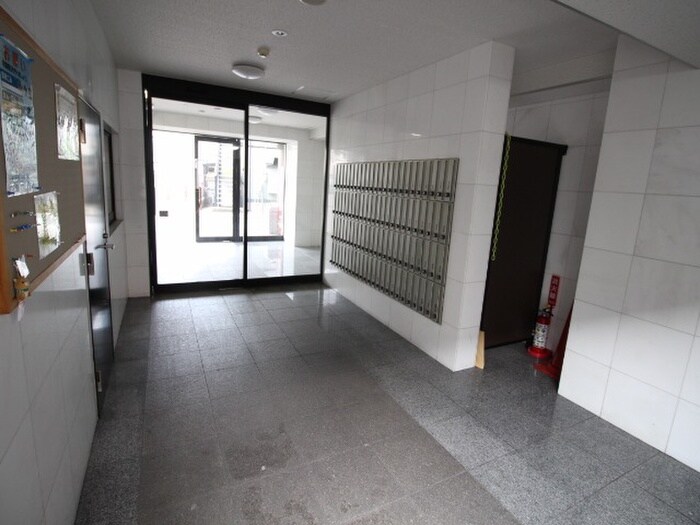 物件外観写真4　(エントランス部分)