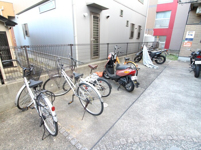 物件外観写真4　(駐輪場)