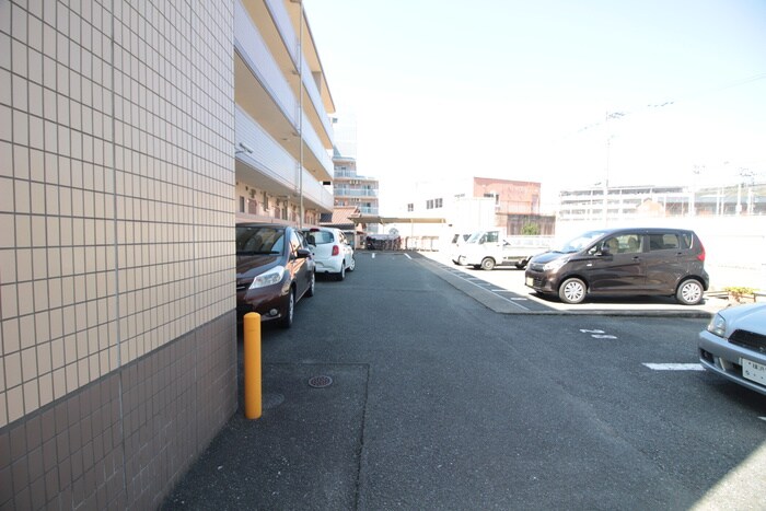 物件外観写真4　(駐車場)
