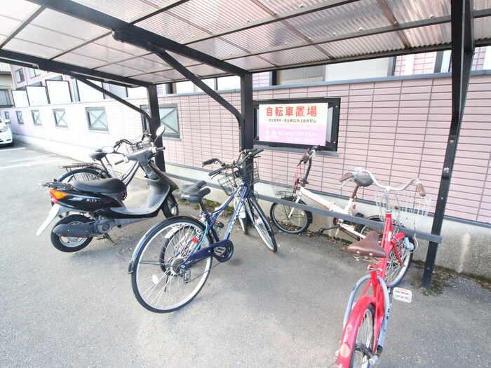 物件外観写真4　(駐輪場)