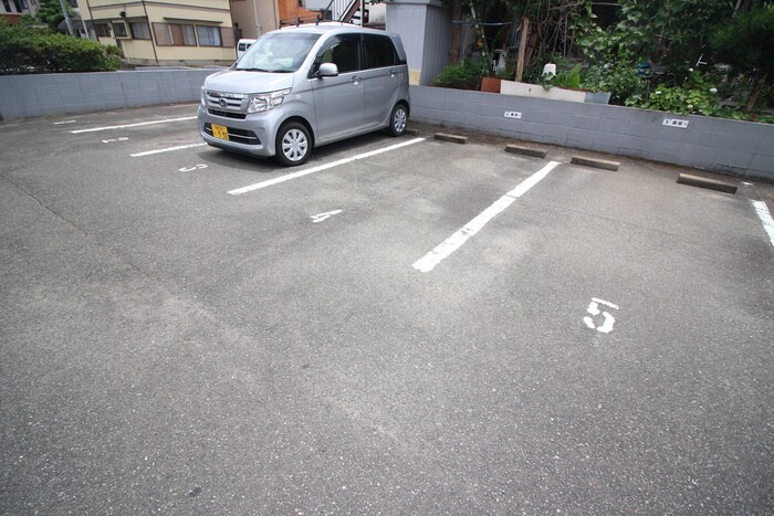 物件外観写真5　(駐車場)