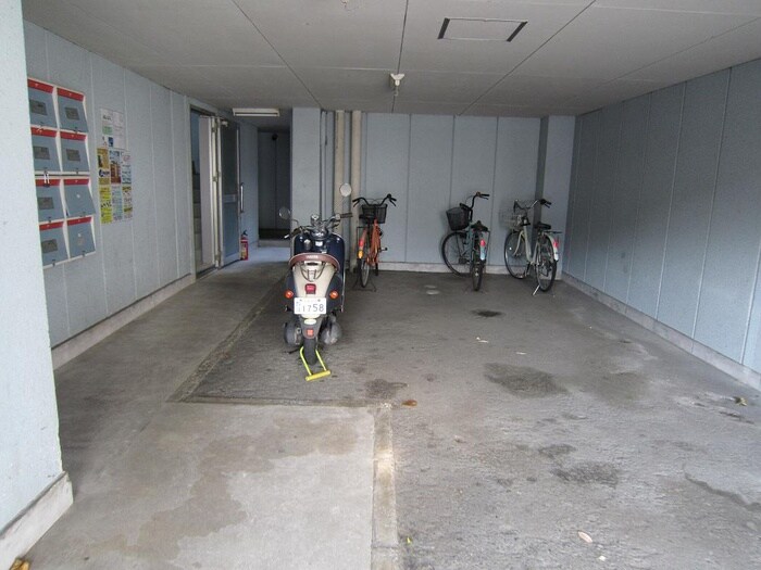 物件外観写真3　(駐輪場)