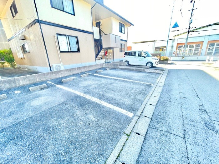 物件外観写真2　(駐車場)