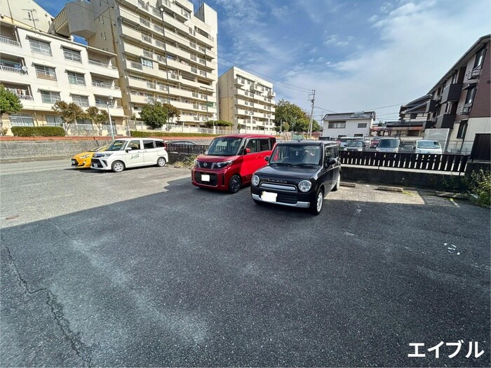 物件外観写真5　(駐車場)