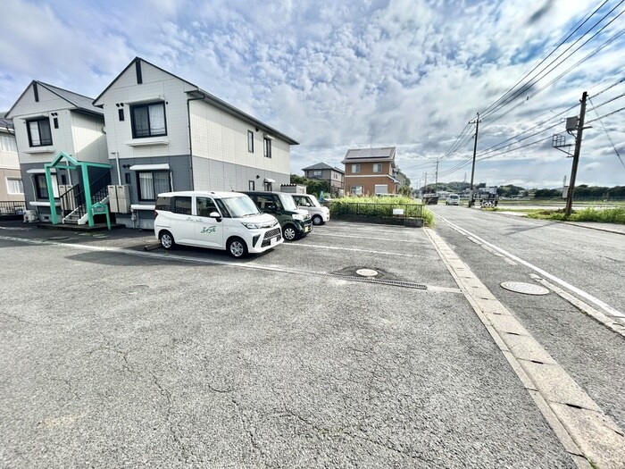 物件外観写真2　(駐車場)