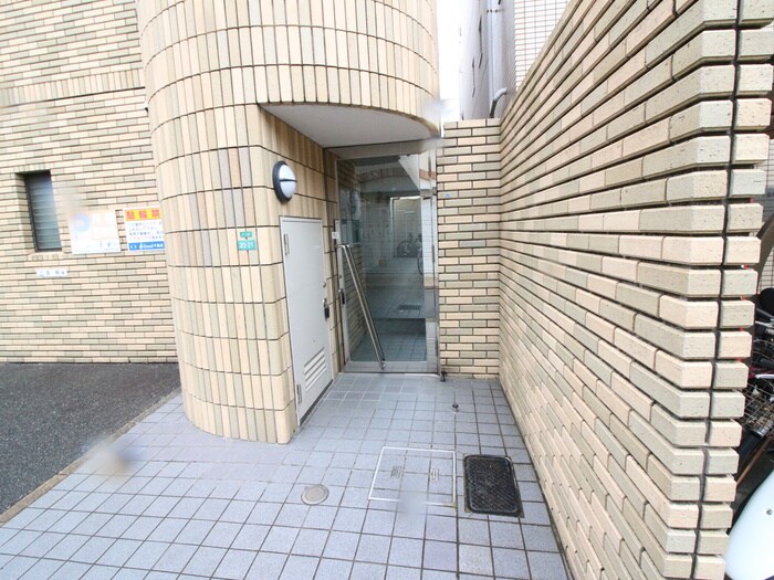 物件外観写真6　(エントランス部分)