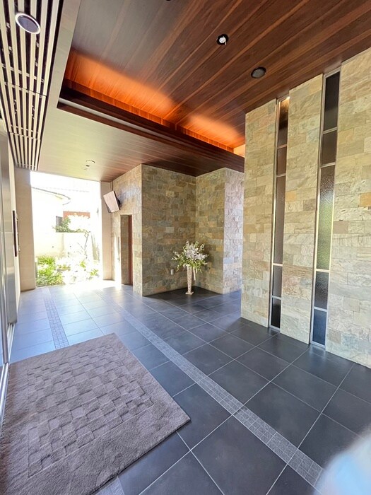 物件外観写真2　(エントランス部分)