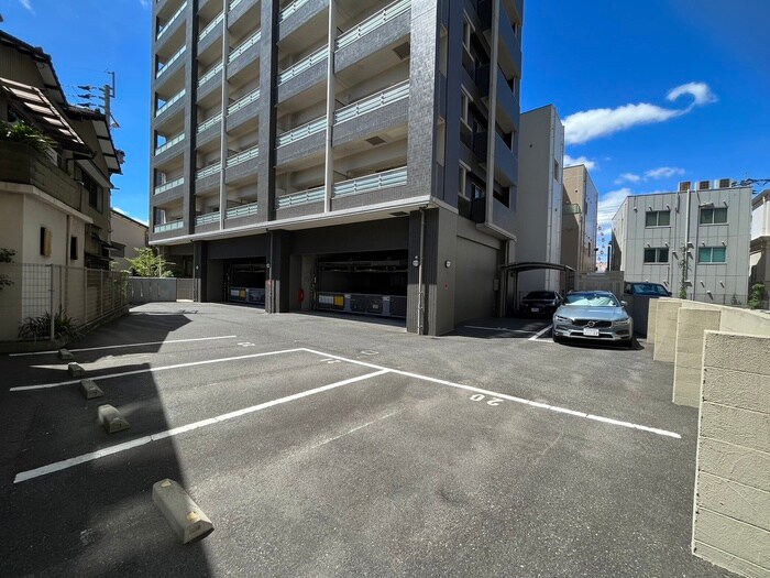 物件外観写真5　(駐車場)