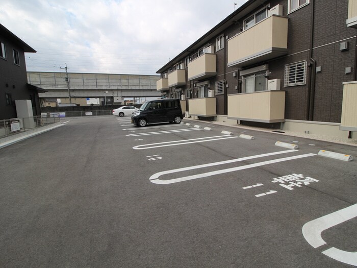 物件外観写真2　(駐車場)