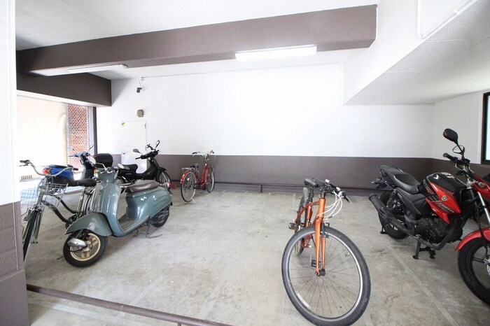 物件外観写真4　(駐輪場)