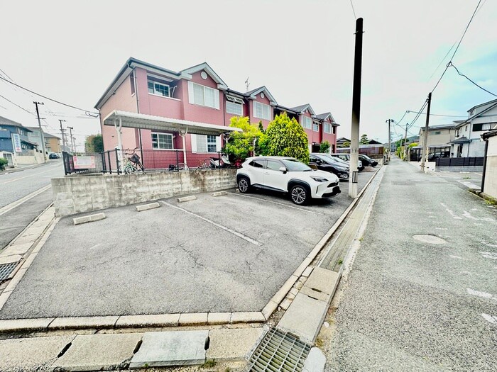 物件外観写真2　(駐車場)