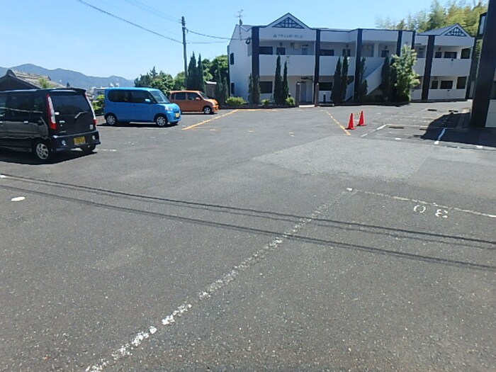 物件外観写真3　(駐車場)