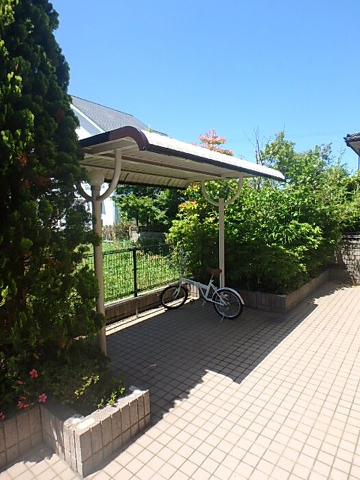 物件外観写真4　(駐輪場)