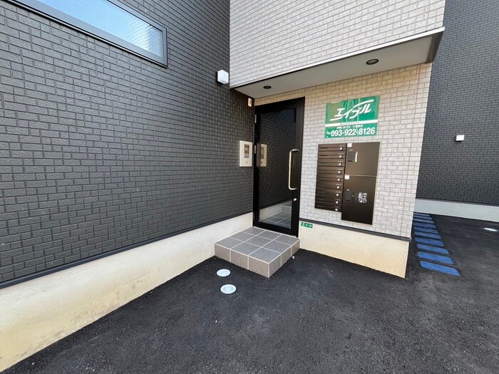 物件外観写真2　(エントランス部分)