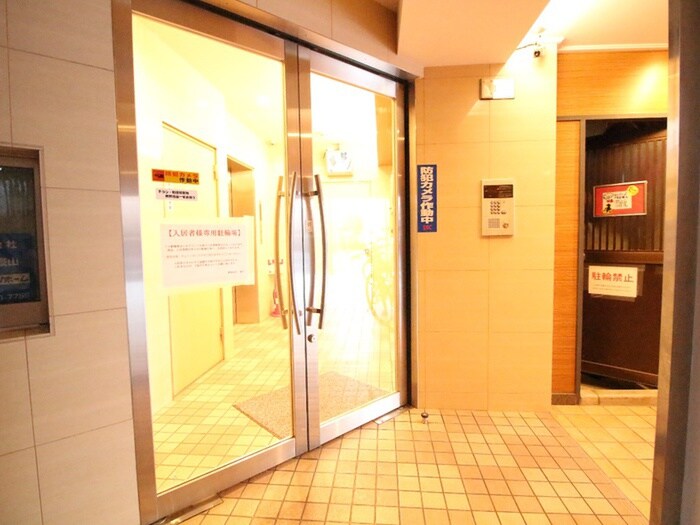物件外観写真2　(エントランス部分)