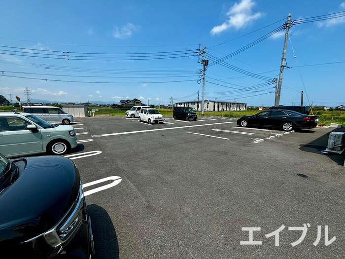 物件外観写真2　(駐車場)
